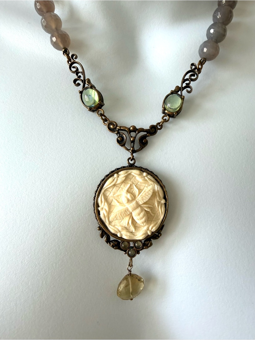 Extasia Vintage-Style Carved Cream bee Pendant Necklace with Green gray beads